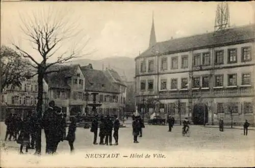 Ak Dresden Neustadt, Stadtansicht, Hôtel de Ville, Menschen auf Platz, Bäume, Berge im Hintergrun