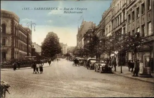 Ak Saarbrücken im Saarland, Vorderansicht der Rue de l'Empire, Reichsstrasse, Stadtansicht,  Auto