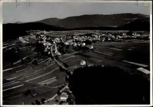 Ak Schorndorf im Remstal Württemberg, S/W-Foto einer kleinen Ortschaft mit Feldern und Wald