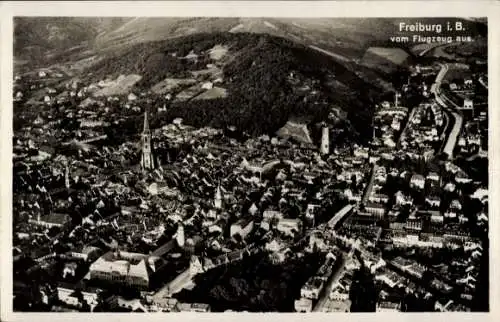 Ak Freiburg im Breisgau, Luftaufnahme von Freiburg, Stadtansicht, Kirchen, Berge