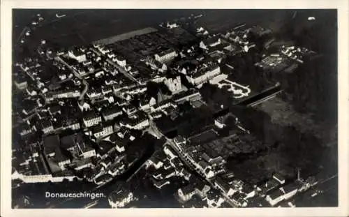 Ak Donaueschingen im Schwarzwald, Luftbild von  viele Häuser, Straßen, Landschaft