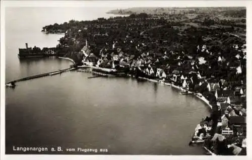 Ak Langenargen am Bodensee, Luftaufnahme von Langenargen, Bodenseelandschaft, Schiffe im Wasser, 