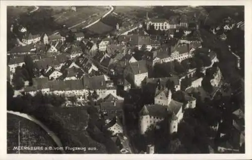 Ak Meersburg am Bodensee, Luftaufnahme von   Gebäude, Landschaft, Flugzeugaufnahme