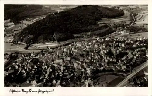 Ak Nagold im Kreis Calw Baden Württemberg, Fliegeraufnahme, Blick auf den Ort mit Umgebung