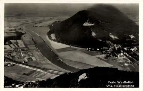 Ak Porta Westfalica an der Weser, Flugaufnahme von  Flusslandschaft, Kaiser-Wilhelm-Denkmal