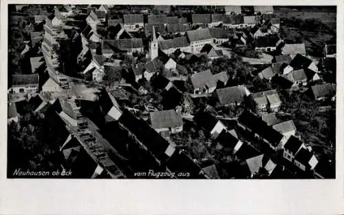 Ak Neuhausen ob Eck Baden Württemberg, Luftaufnahme von  Häuseransicht, Straße, Kirche