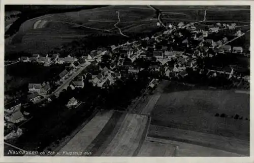 Ak Neuhausen ob Eck Baden Württemberg, Luftbild von Neuhausen, zahlreiche Häuser, Felder, Straßen