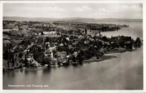 Ak Hemmenhofen Gaienhofen am Bodensee, Luftaufnahme von  See, grüne Landschaft, Gebäude