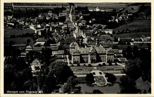 Ak Werneck in Unterfranken, Luftaufnahme von  zahlreiche Häuser, grüne Landschaft