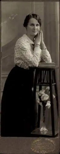 CdV Standportrait einer jungen Frau