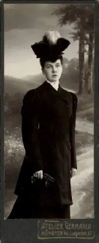 CdV Standportait einer jungen Frau, Federhut, Landschaftshintergrund