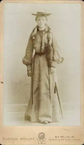 CdV Standportrait einer jungen Frau, Fräulein Larsen aus Norwegen, Pelz