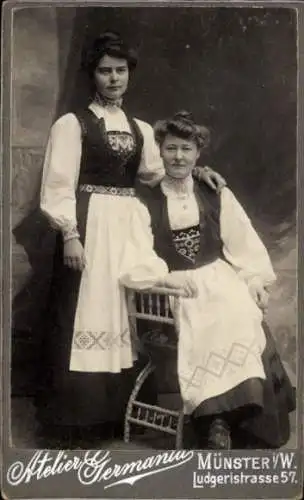 CdV Zwei Frauen in westfälischer Tracht, Carneval Münster 1905