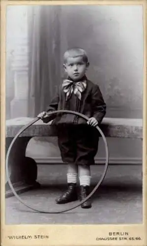 CdV Kinderportrait, Junge mit Reifen