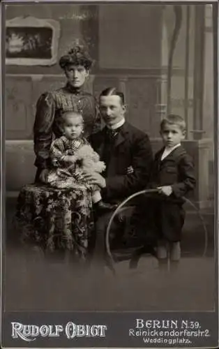 Kabinett Foto Familienportrait, Junge mit Reifen, Kleinkind mit Teddybär