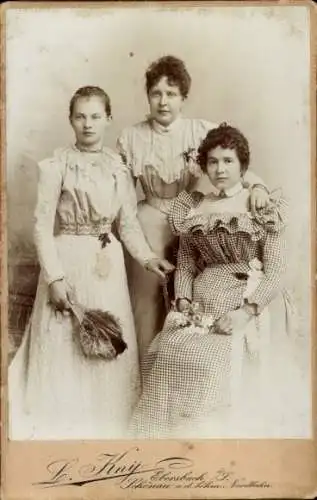 Kabinett Foto Drei junge Frauen in Kleidern, Fächer aus Federn