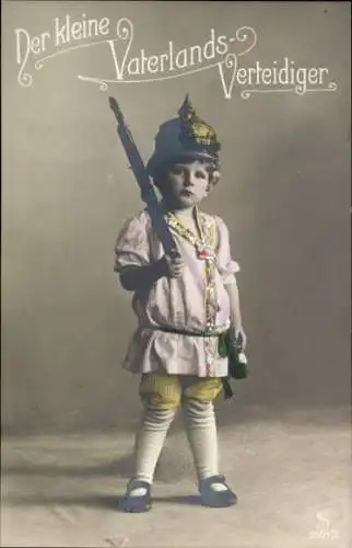 Ak Kleiner Vaterland-Verteidiger, Kind in Uniform