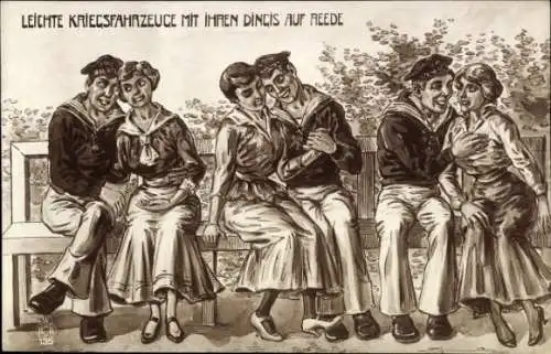 Ak Marinesoldaten mit Frauen, Liebespaar, Leichte Kriegsfahrzeuge