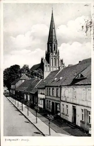 Ak Pritzwalk in der Prignitz, Kirche mit hohem Turm, alte Häuser, Stadtansicht, Bäume