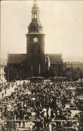 Ak Christiania Oslo Norwegen, Marktplatz mit Menschen, Kirche im Hintergrund, Uhr,  Szene