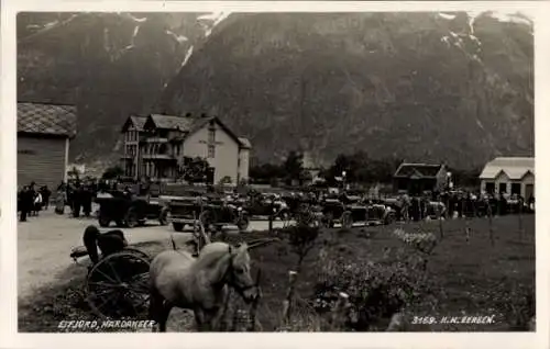 Ak Hardanger Norwegen, Historisches Gebäude, Autos, Menschenmenge, Bergkulisse