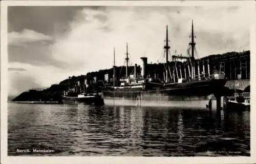 Ak Narvik Norwegen, Schiff im Hafen, malerische Kulisse, alte Schwarz-Weiß Fotografie