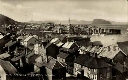 Ak Hammerfest Norwegen, Luftbild von  Gebäude, Hafen, Berge, 1930er Jahre