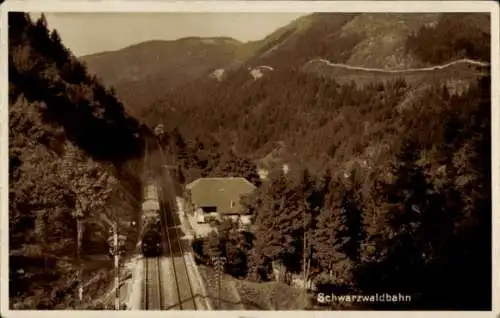 Ak Triberg im Schwarzwald, Schwarzwaldbahn, Berglandschaft, Zug, Bahnhof, bewaldete Umgebung