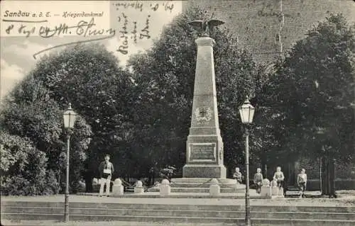 Ak Sandau an der Elbe, Kriegerdenkmal, Menschen, Laternen, Bäume, Monument, Radtour