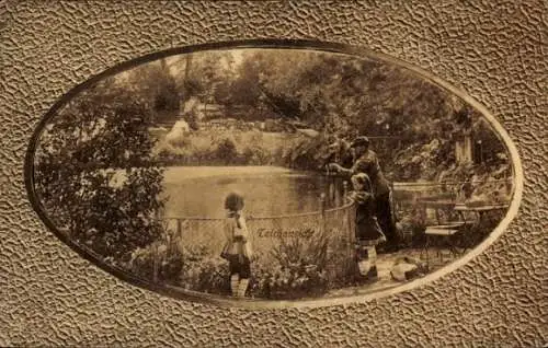 Ak Mönkeberg in Schleswig-Holstein, Teichansicht, Mann mit Angel, zwei Mädchen am Ufer, Gartenmöb