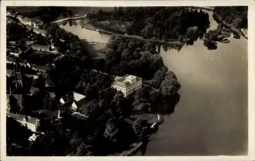 Ak Wörlitz in Anhalt, Wörlitzer Park, Luftaufnahme von  Fluss, Parklandschaft,  Gebäude