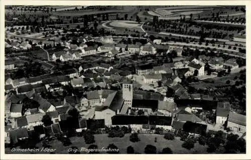Ak Ormesheim Mandelbachtal im Saarland, Luftaufnahme von Ormesheim, Häuser, Kirche, Straßen, Land