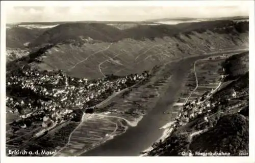 Ak Enkirch an der Mosel, Luftaufnahme von Enkirch, Mosel, beeindruckende Landschaft, Flussansicht