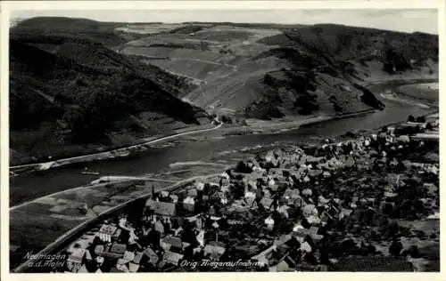Ak Neumagen an der Mosel, Luftaufnahme von Neumagen, Mosel, Flusslandschaft, Häuseransicht