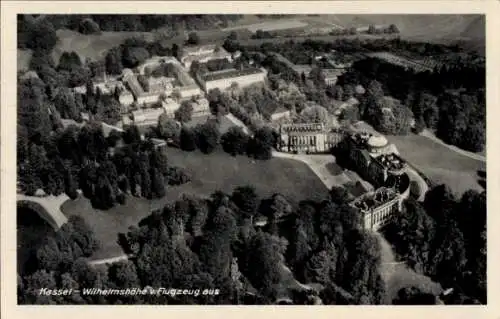 Ak Bad Wilhelmshöhe Kassel in Hessen, Luftaufnahme von Wilhelmshöhe, Grünanlagen,  Gebäude