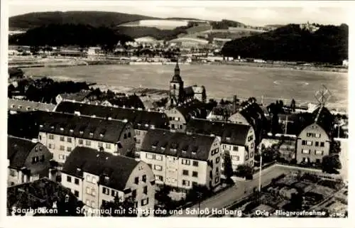 Ak Saarbrücken im Saarland,  Stiftskirche, Schloss Halberg, Flugaufnahme