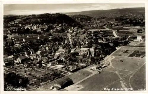 Ak Saarbrücken a.d. Saar, Fliegeraufnahme von der Stadt mit Umgebung