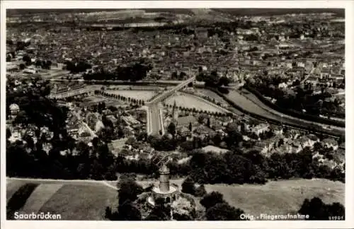 Ak Saarbrücken im Saarland, Luftaufnahme von  Flüsse, Brücken, Stadtlandschaft