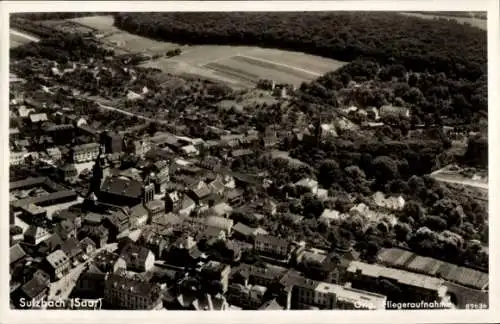 Ak Sulzbach im Saarland, Luftaufnahme von Sulzbach, Gebäude, Felder, Wald