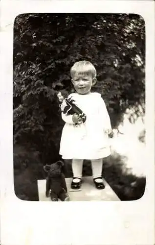 Foto Ak Kinderportrait, Kleinkind mit Puppe und Teddybär, Irmgard Riedele