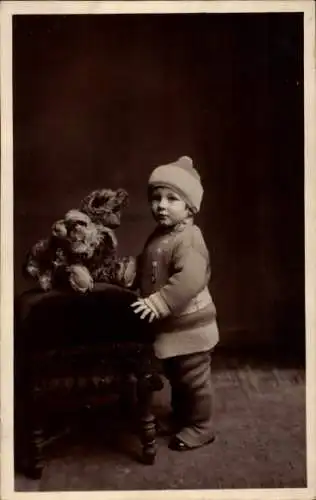 Foto Ak Kinderportrait, Kleinkind mit Teddybären