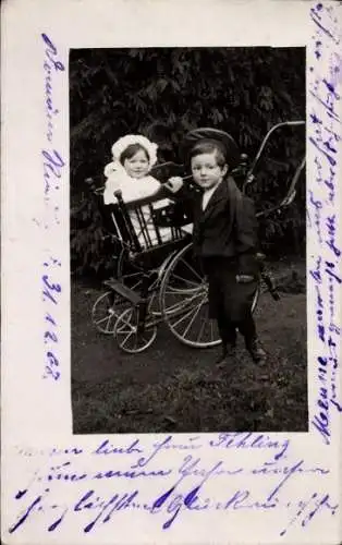 Foto Ak Kinderportrait, Junge im Anzug, Mädchen im Kinderwagen