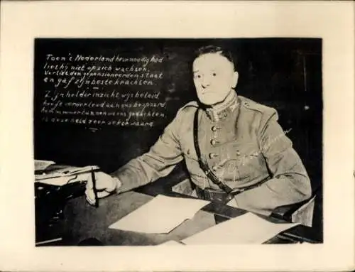 Ak Niederländischer Soldat in Uniform, Porträt am Tisch