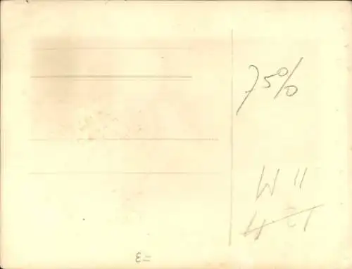 Ak Niederländischer Soldat in Uniform, Porträt am Tisch