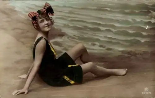 Ak Frau am Strand, Badeanzug, Bademode