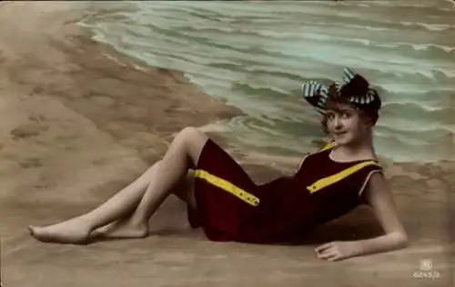 Ak Frau am Strand, Badeanzug, Bademode
