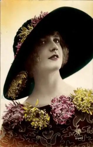 Ak Frau mit Hut, Portrait