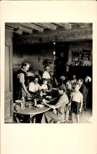 Foto Familie am Tisch, Bauernstube, Essen, Tracht
