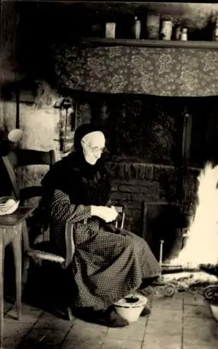Foto Niederlande, Alte Frau in Tracht