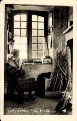 Foto Interieur Sarthois, Alte Frau in Tracht